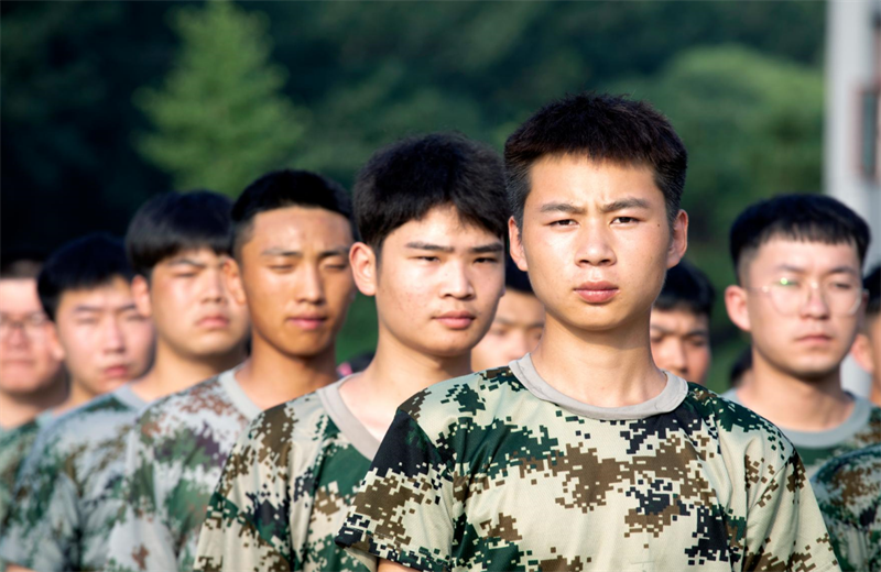 2021年7月6日，金世豪北京集团百名应届大学生褪下便服换上军装，在训练场上接受为期2天的军训，享受入职前的第一份美好记忆。
